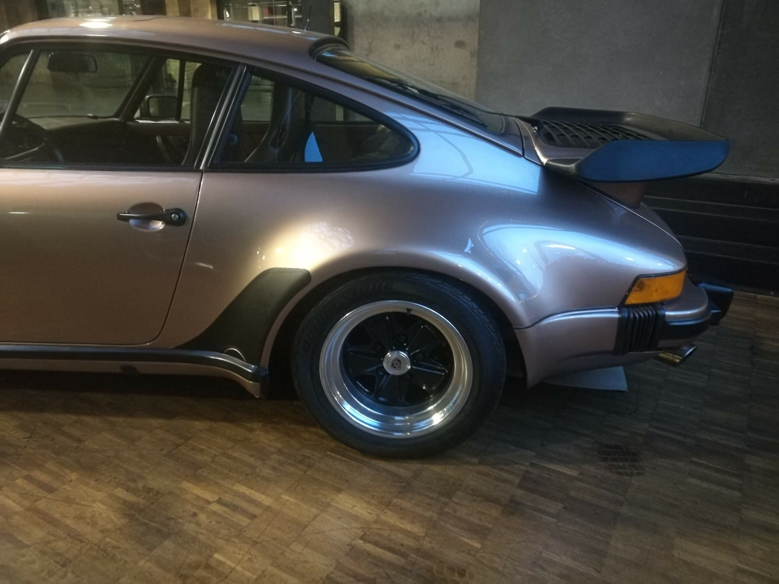 Porsche 911 SC Grau Links Heck