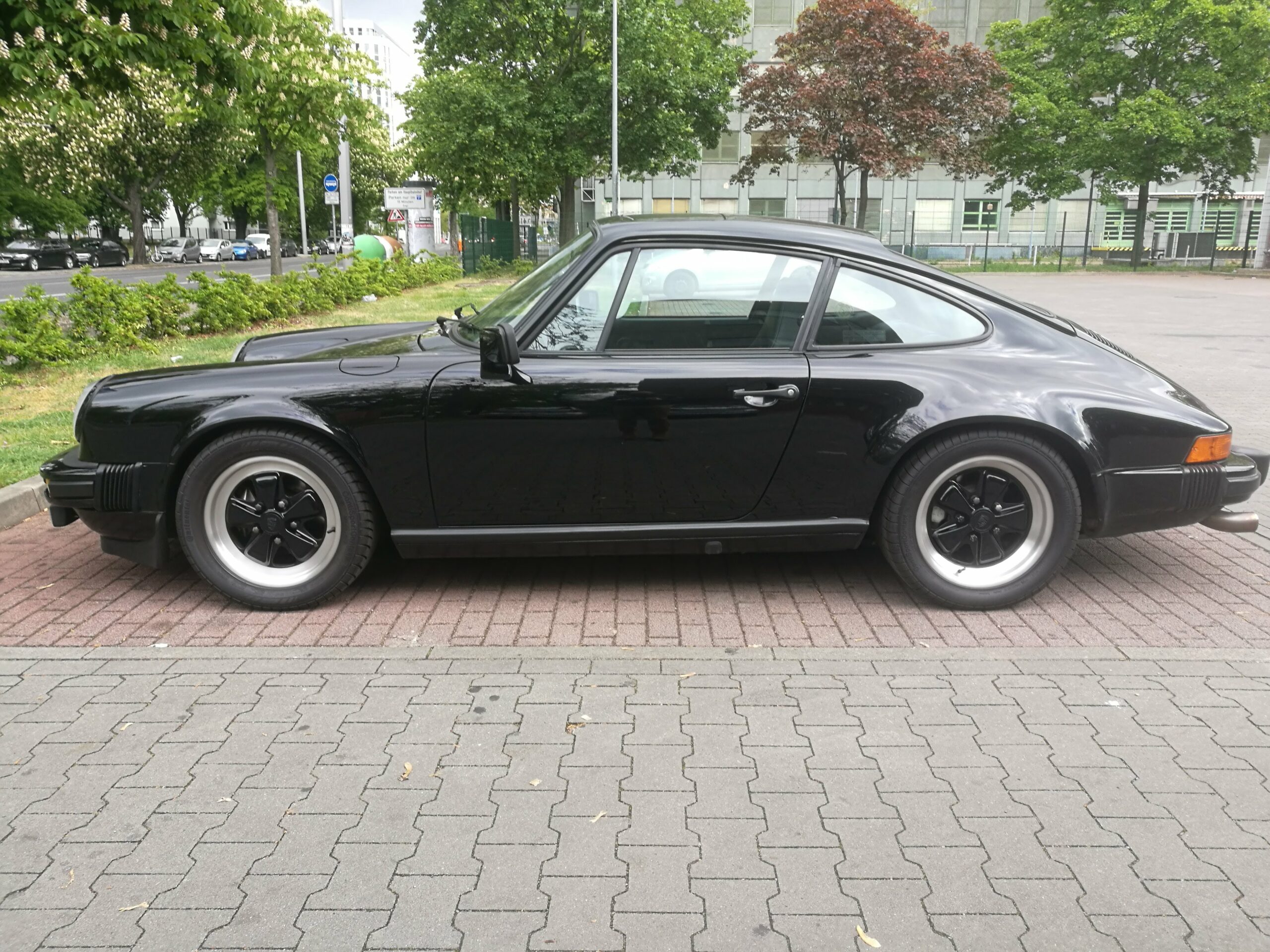 Porsche 911 SC Schwarz Links Seite