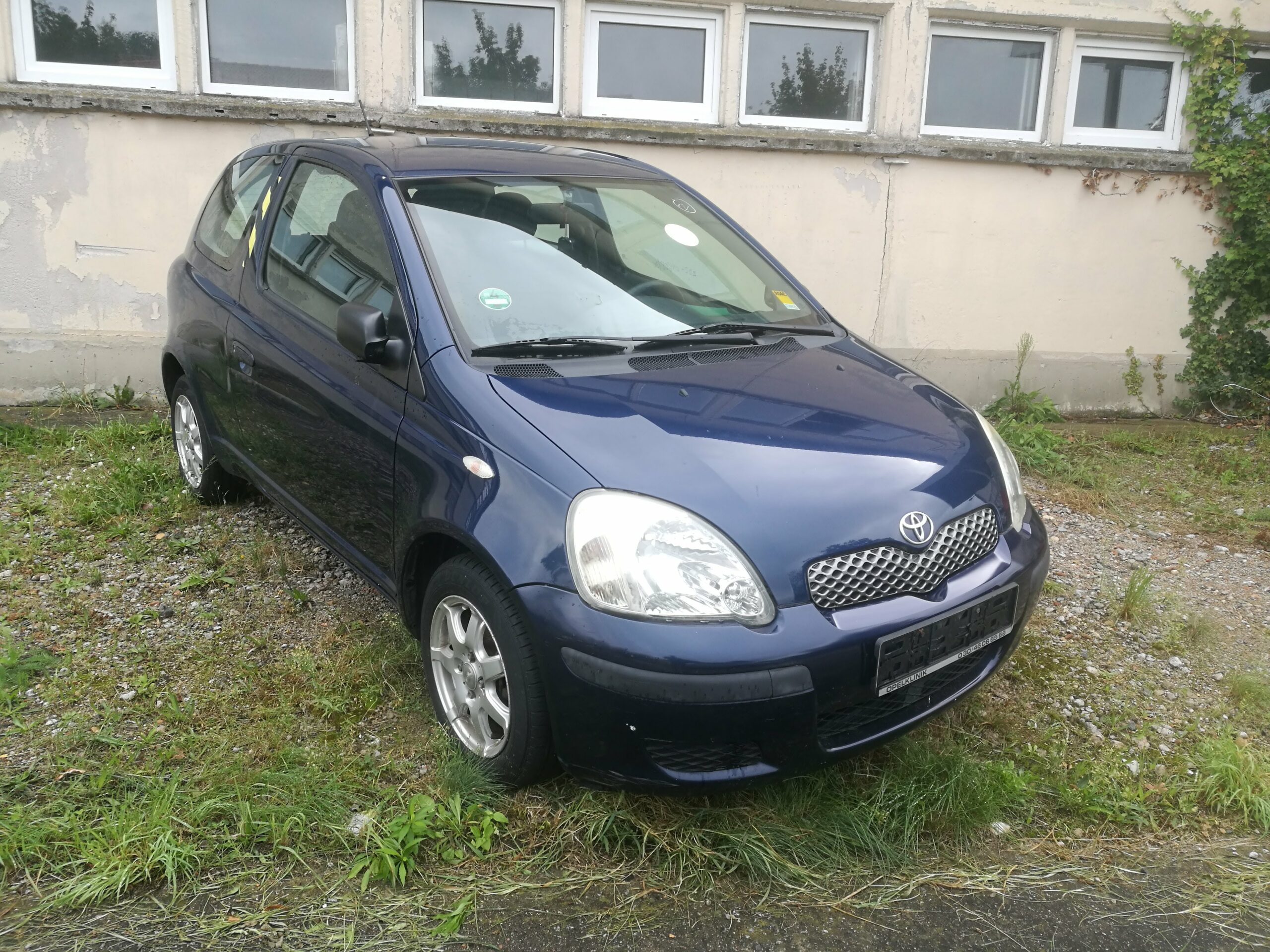 2005 Toyota Yaris Blue Right Front Side